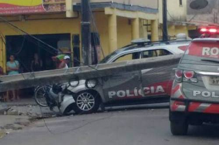 Durante perseguições, criminosos lançam granada e viatura colide em poste