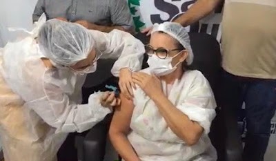 Vacina em Santa Quitéria: técnica de enfermagem é a primeira quiteriense a ser vacinada contra a Covid-19
