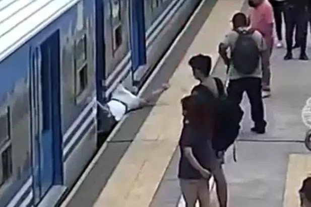 Mulher desmaia, cai de estação e quase é atingida por trem; veja o vídeo