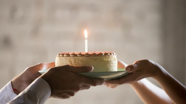 Homem é indenizado em R$ 2,1 milhões por festa de aniversário surpresa no escritório