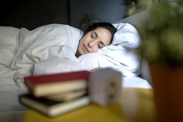 Dormir com luz no quarto pode levar à obesidade e diabetes, diz estudo