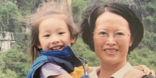 Jovem que perdeu mãe aos 7 anos se emociona ao descobrir que ela foi professora do namorado