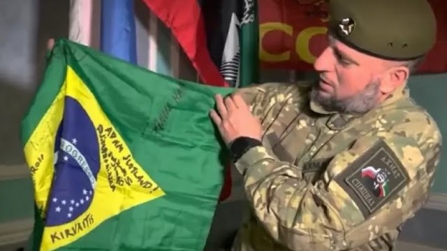 Bandeira do Brasil de combatente morto é exibida por aliado russo na guerra da Ucrânia