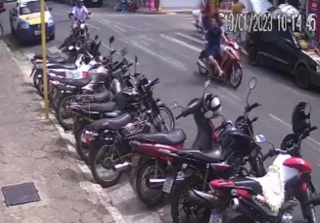 Mulher é atropelada por entregador enquanto atravessava rua no centro de Santa Quitéria; veja vídeo