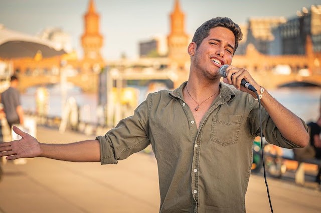 Cantor de Hidrolândia atrai multidão nas ruas de Berlim e é convidado para teatro tradicional alemão