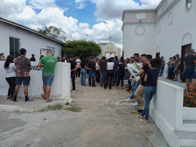 Após ser encaminhado para perícia, corpo de Letícia Regino é sepultado em Santa Quitéria