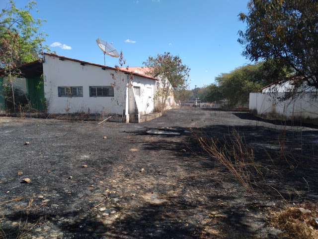 Incêndio atinge área da antiga AABB de Santa Quitéria e chega a queimar equipamentos abandonados