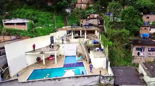 Mansão de R$ 1 milhão demolida na Rocinha era casa de festas do tráfico, diz polícia