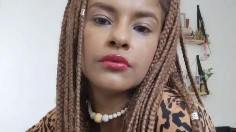 Professora denuncia racismo após ser acusada de roubar escova de dente em supermercado