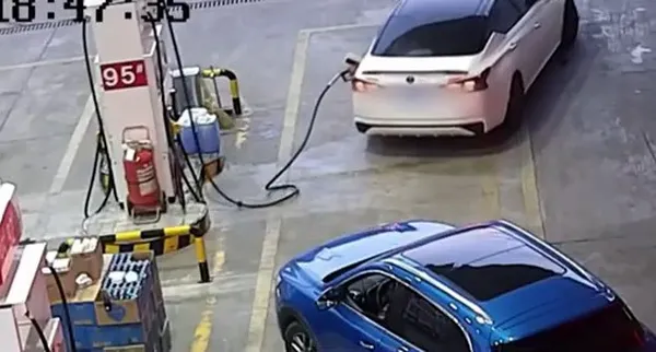 Motorista causa explosão após sair de posto com bomba de combustível ainda presa ao veículo; VÍDEO