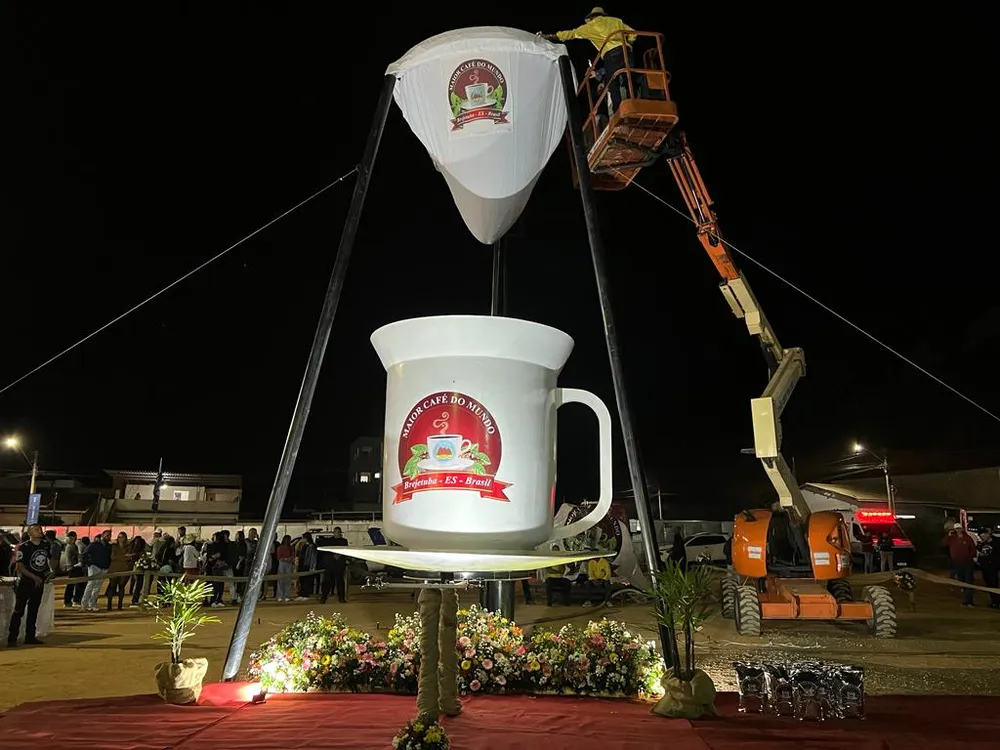 Maior café do mundo', com mais de 8 mil litros, é coado no Brasil; veja  vídeo