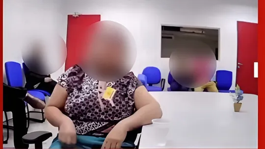 Juiz dá voz de prisão a mãe que se expressou contra acusado de matar filho