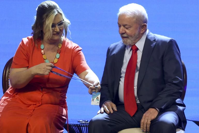 Lula demite presidente da Caixa e substitui em negociação com Centrão