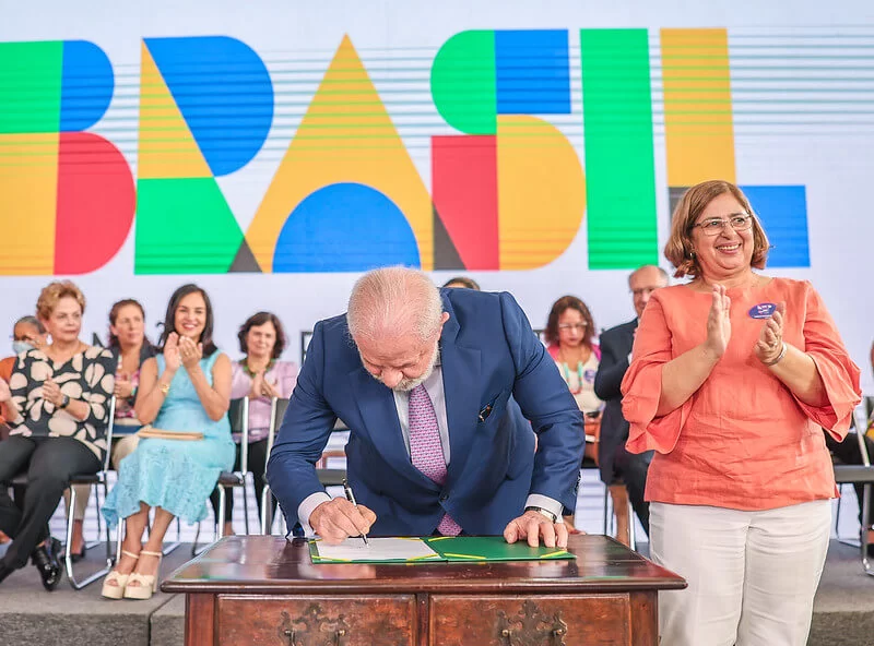 Lei de pensão para órfãos de feminicídio é sancionada por Lula