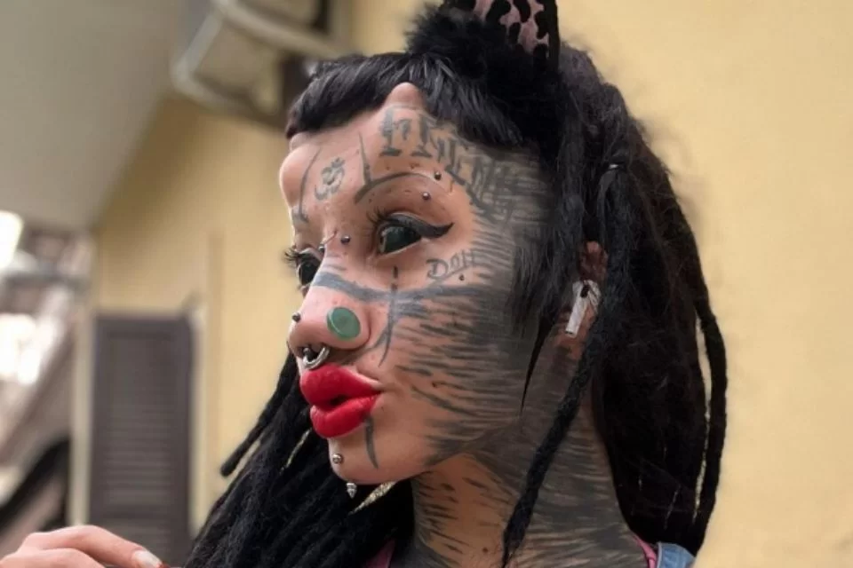 Jovem faz modificações extremas para se parecer com um gato