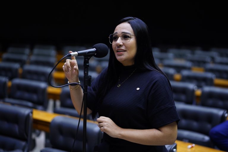 Comissão de Defesa dos Direitos da Mulher aprova projeto que isenta mães solo de taxa em concursos públicos