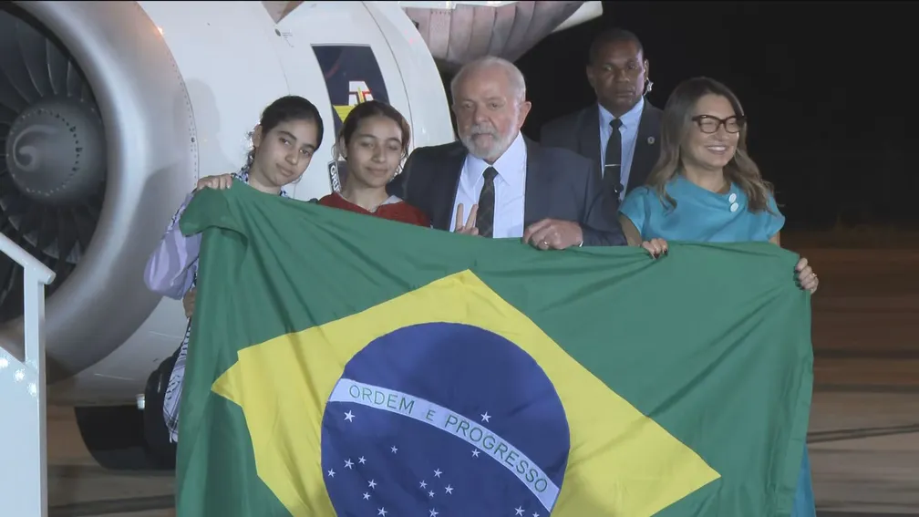 Brasileiros resgatados de Gaza desembarcam em Brasília e são recebidos por Lula