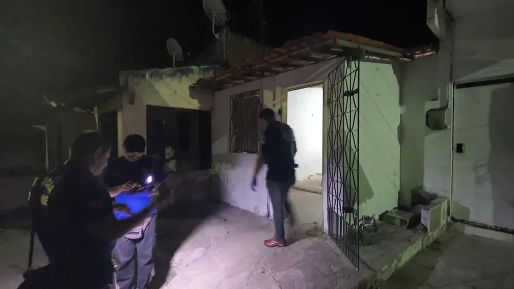 Criminosos invadem casa e matam 4 pessoas; uma estava grávida