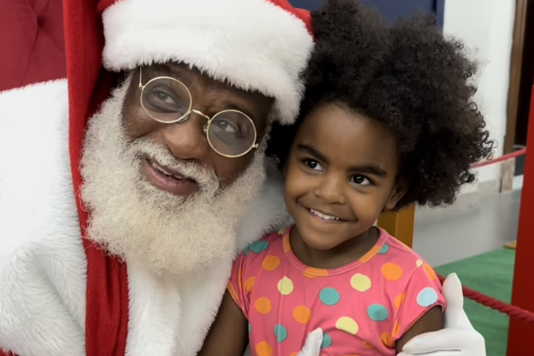 Menina conhece Papai Noel negro e se emociona; veja vídeo