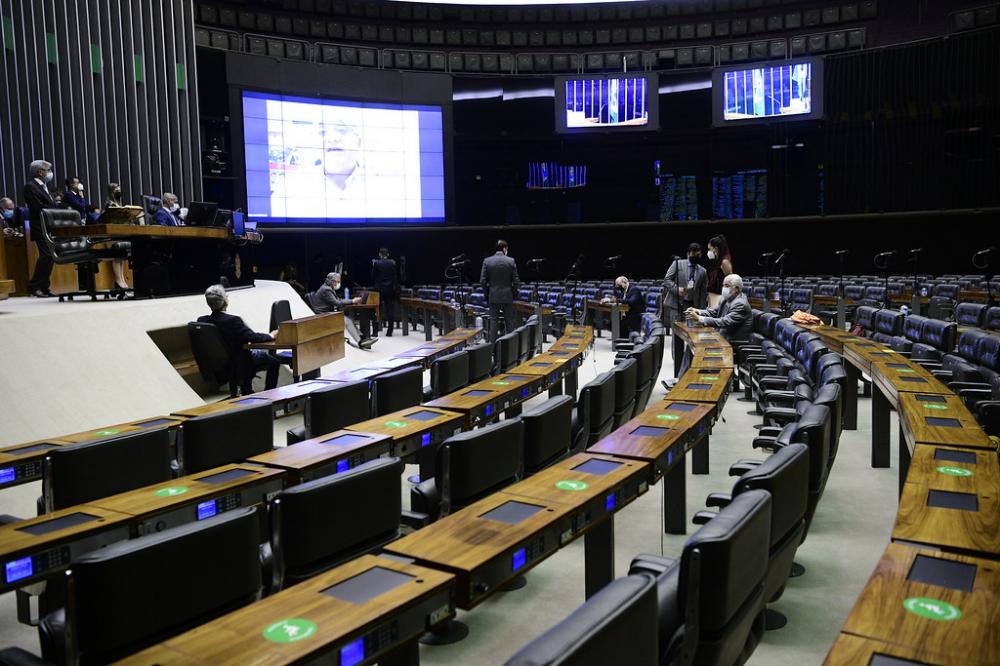 Deputados fazem votação relâmpago na madrugada e afrouxam controle de licitações
