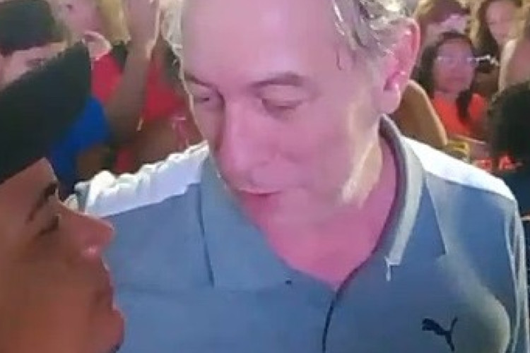 Após provocação Ciro Gomes dá tapa em jovem durante show de samba em Fortaleza