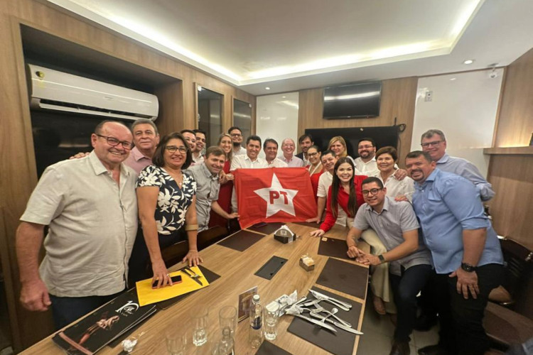 Em meio a protestos sociais, Evandro Leitão, busca seguir com a filiação ao PT