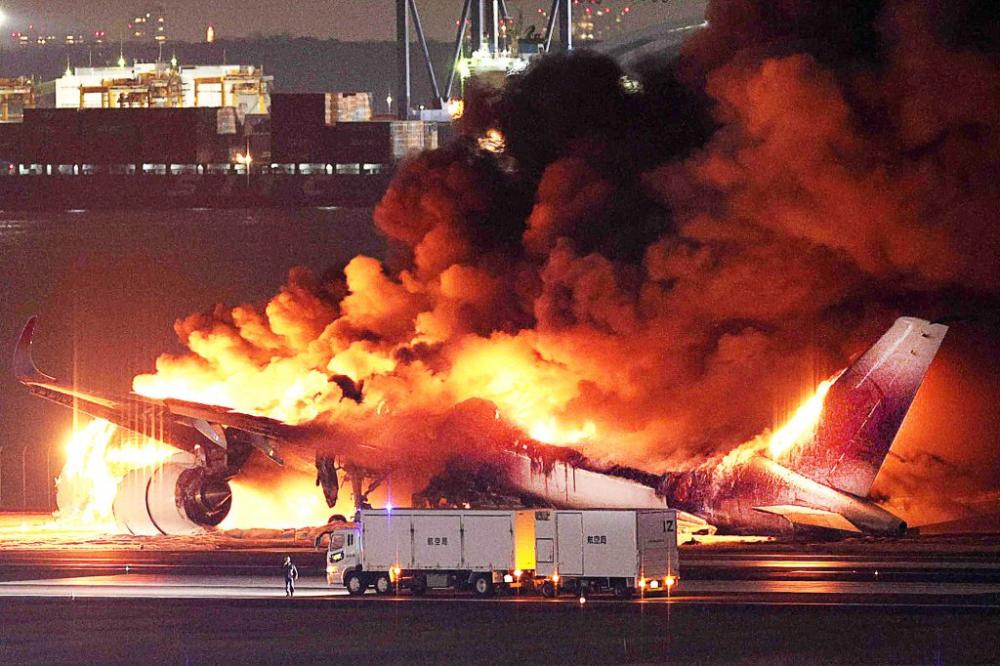 Avião com 400 pessoas pega fogo após colisão com outra aeronave da Guarda Costeira Japonesa