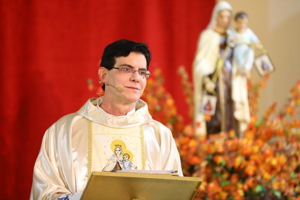 É dever do pai e da mãe educar os filhos na fé, e o primeiro passo para isso é o Batismo