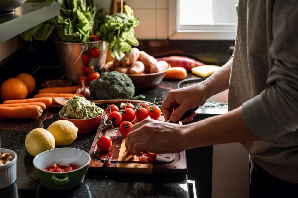 Contaminação cruzada de alimentos: o que é e como evitar na cozinha?