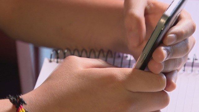 MPCE cobra que escolas públicas e privadas impeçam uso de celular em sala de aula