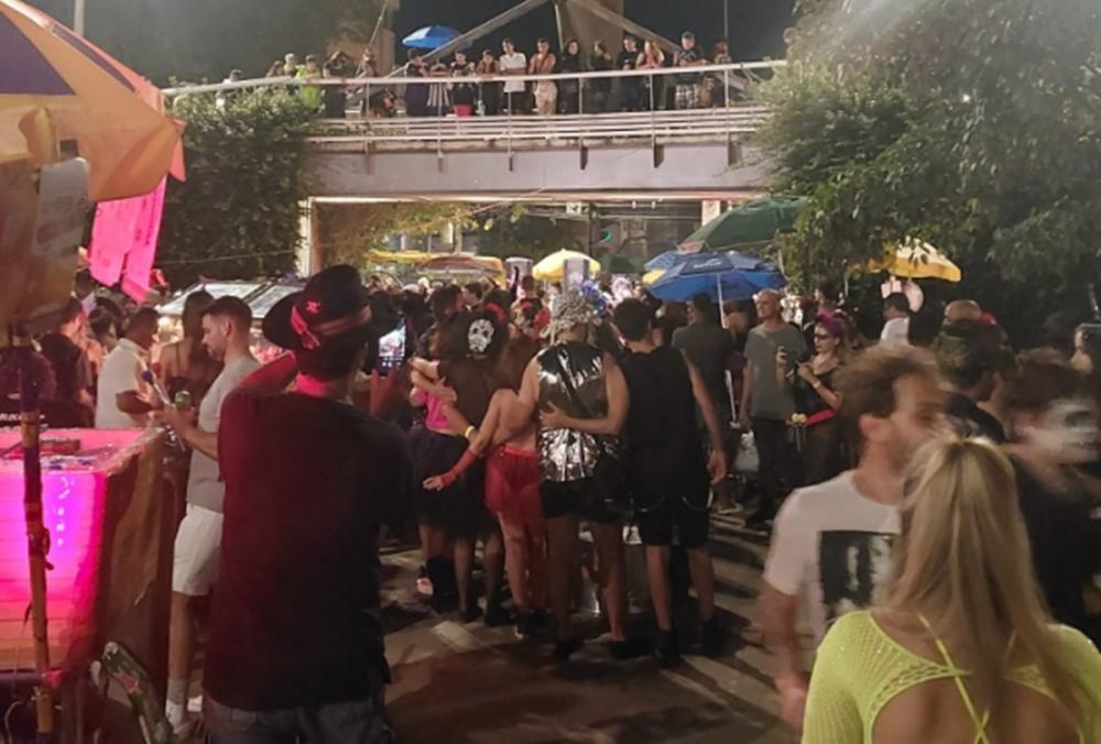 Folião tenta beijar PM em Carnaval de rua e acaba preso