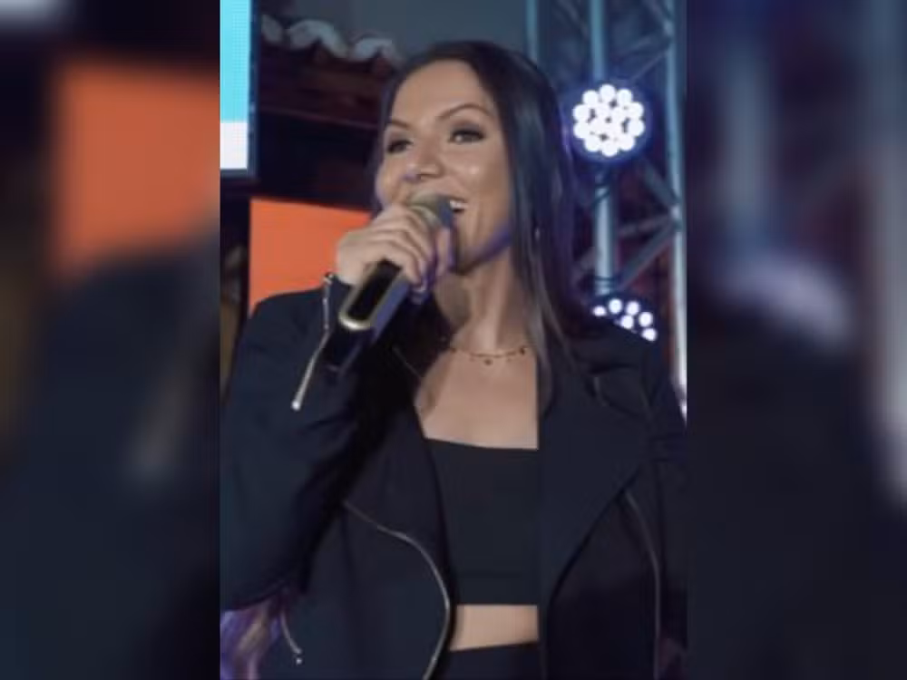 Cantora de forró e marido morrem afogados em carro ao tentar cruzar ponte no Ceará