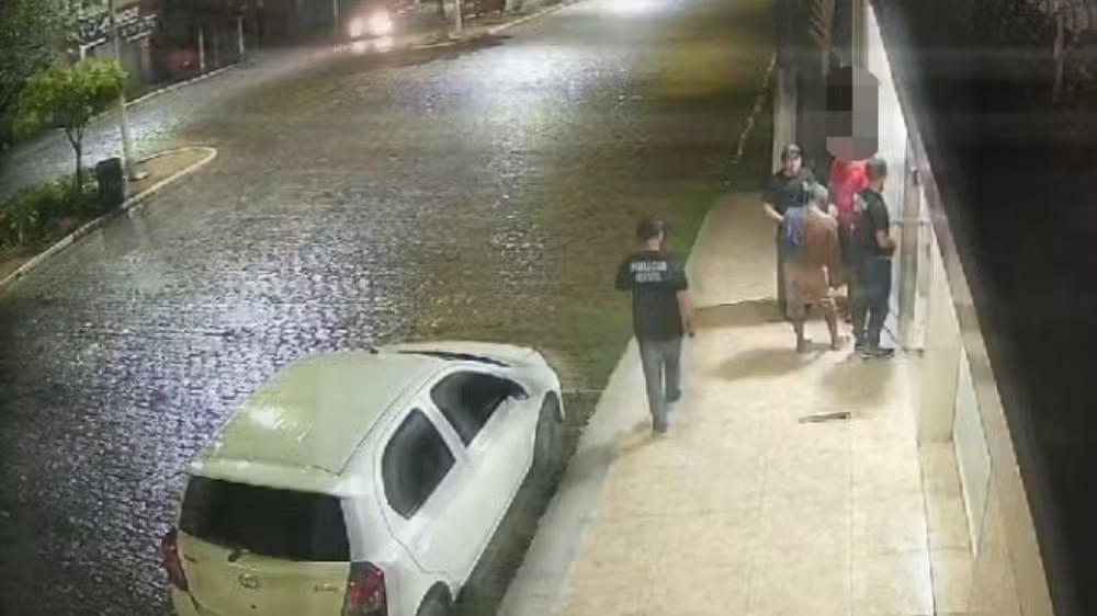 Criminosos vestidos de policiais assaltam comerciante e trocam tiros com a polícia