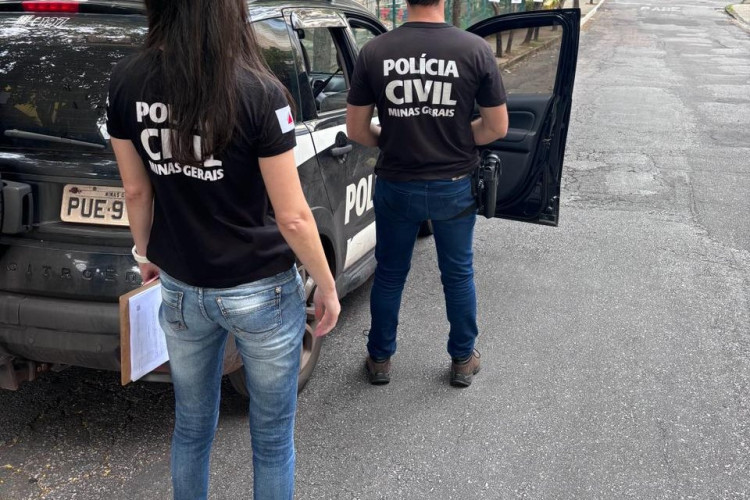 Garoto de 15 anos é preso por invadir conta do pai e gastar R$10 mil em figurinhas