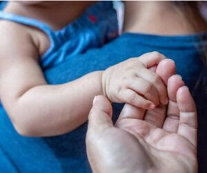 Casal coloca bebê para adoção por “não combinar com a família”