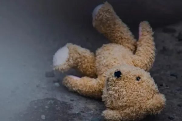 Padrasto é suspeito de estuprar enteada enquanto a mãe dela dormia