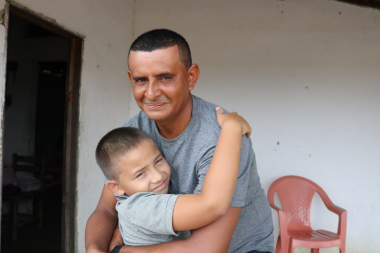 Menino de 11 anos escreve para juíza pedindo que padrasto seja seu pai