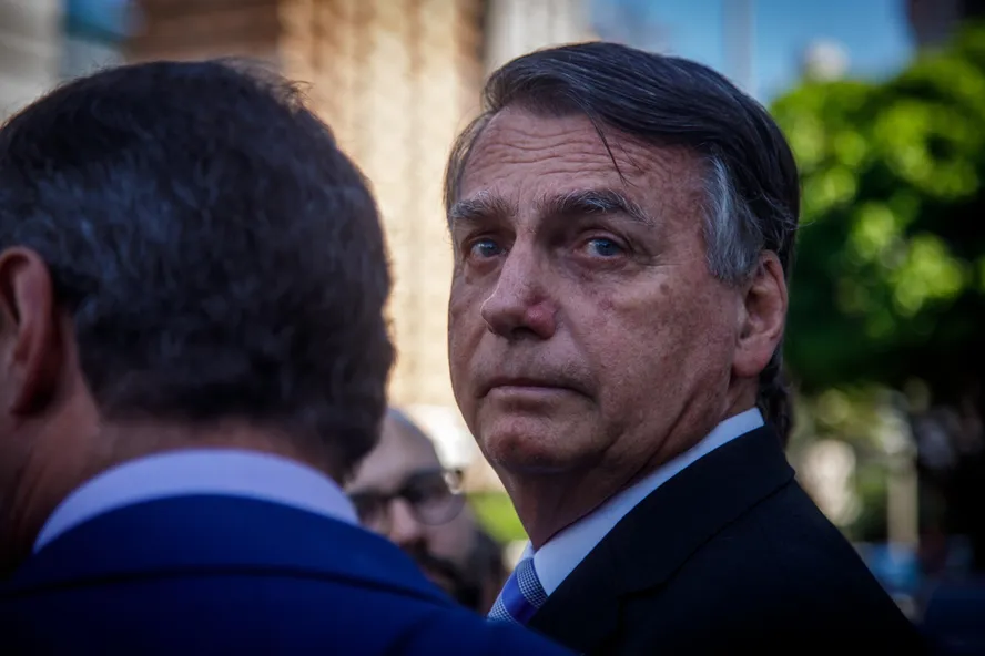Bolsonaro e mais 16 são indiciados por fraude em cartão de vacinação da Covid