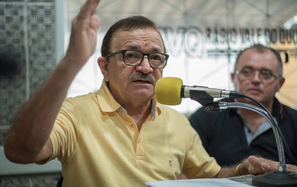 Prefeito de Acopiara retorna ao cargo após três afastamentos