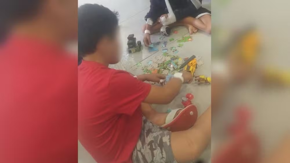 Mãe e padrasto suspeitos de decepar órgão genital de criança vão à audiência
