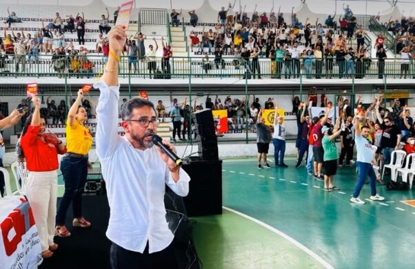 Professores da rede estadual aprovam indicativo de greve por reajuste salarial