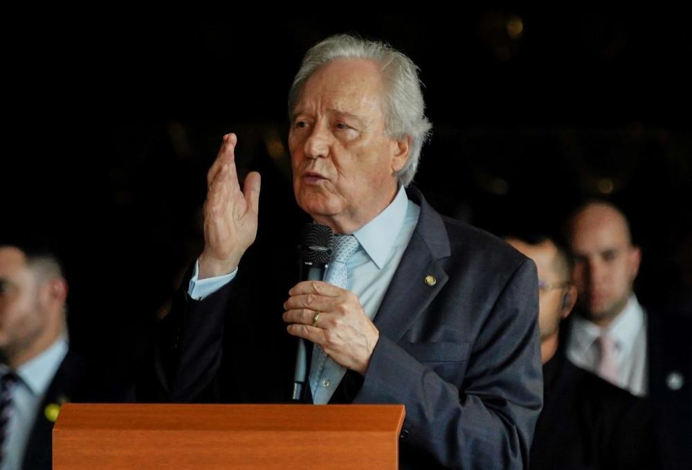 PF faz operação contra suspeito de criar perfil fake de Lewandowski