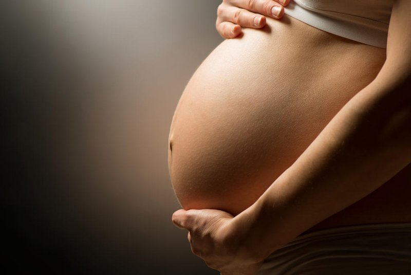 Mulher dá à luz gêmeos com 22 dias de diferença