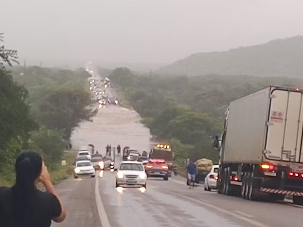 Rio transborda, interdita rodovia e viagens de ônibus para Fortaleza são afetadas