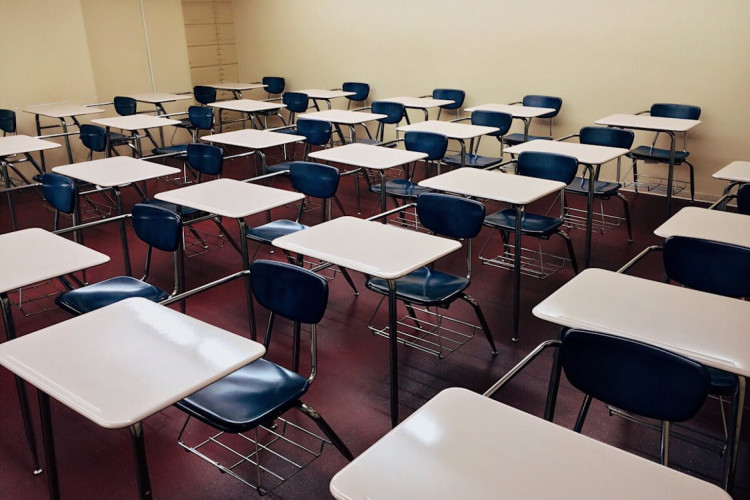 Aluno de 7 anos salva professora grávida que desmaiou em sala