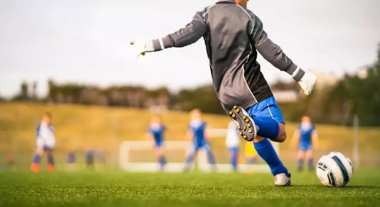 Técnico de futebol que prometia carreira em troca de nudes e sexo é condenado a mais de 100 anos de prisão