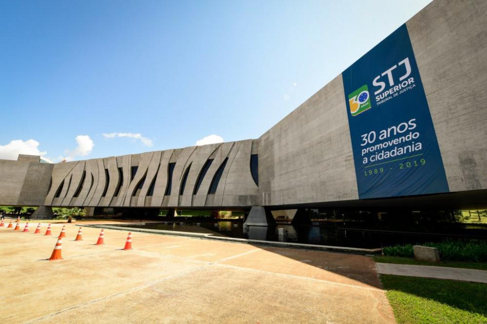 CNJ suspende norma que proíbe uso de cropped nas dependências do STJ