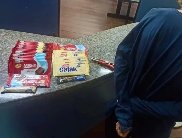 Homem é preso após furtar 28 barras de chocolate