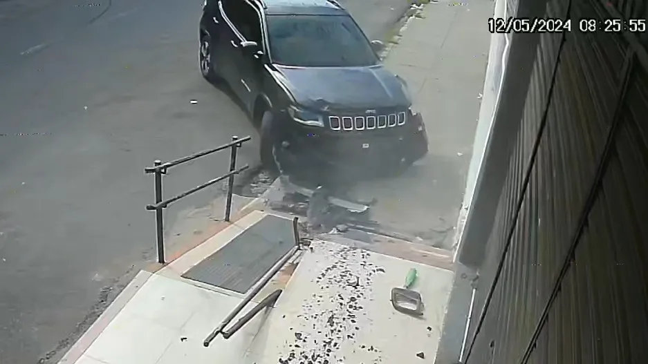 Motorista perde o controle e colide contra calçada em Santa Quitéria