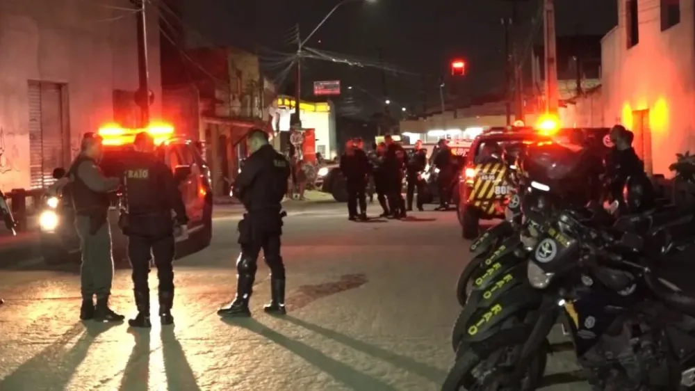 Assaltante foge de delegacia após ser preso, é baleado durante fuga e morre